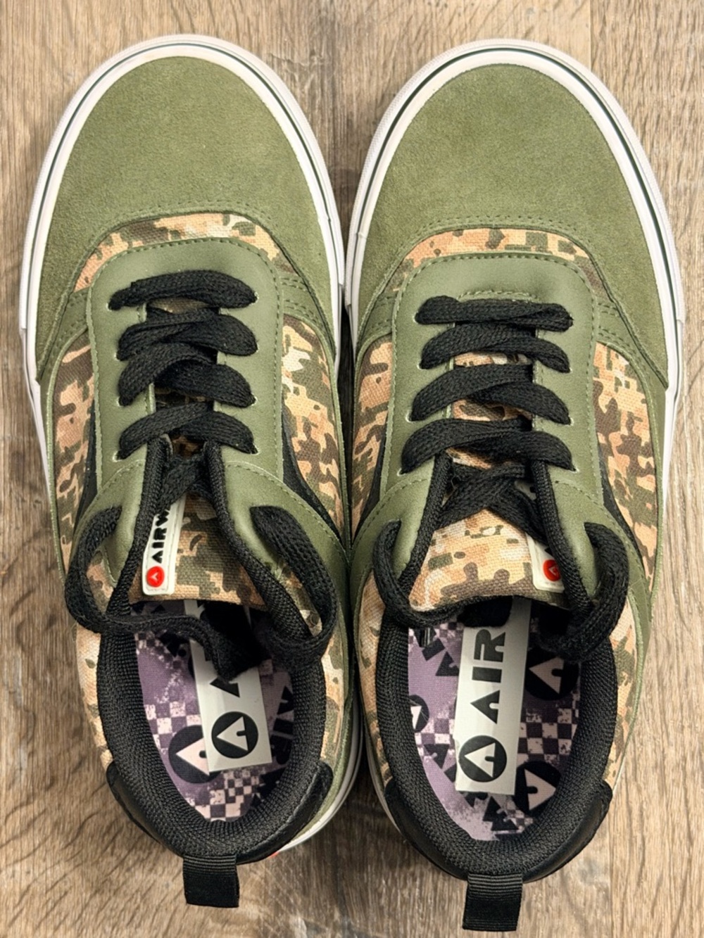 Airwalk Boys Size 4 Green Camo Skate Shoes Low Top Sneakers Streetwear